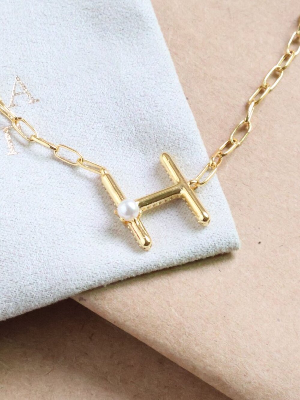 Kendra Scott letter H Necklace - Gold freshwater Cultured Pearl - Picture 2 of 2